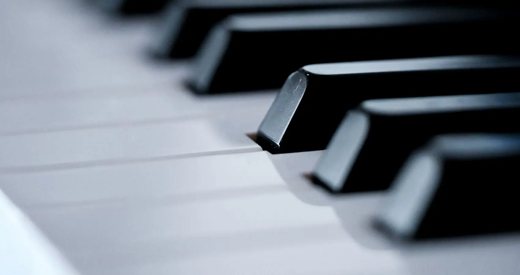 Clavier de piano illustrant un temps d’écoute musicale et de concentration.